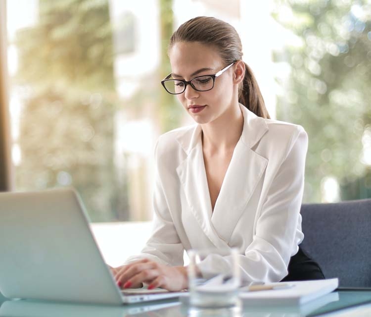 Skærmbriller afhjælper gener som hovedpine og søvnbesvær