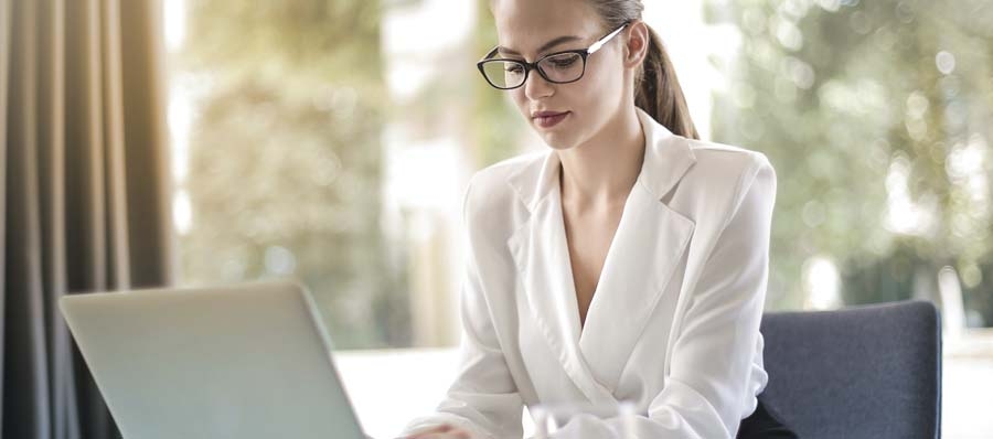 Skærmbriller afhjælper gener som hovedpine og søvnbesvær