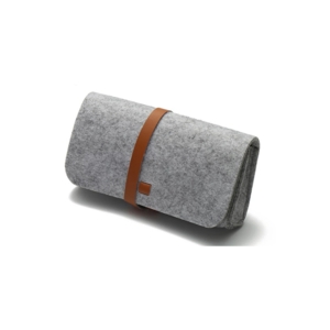 Lysegråt filt etui med brunt P.U. læderluk